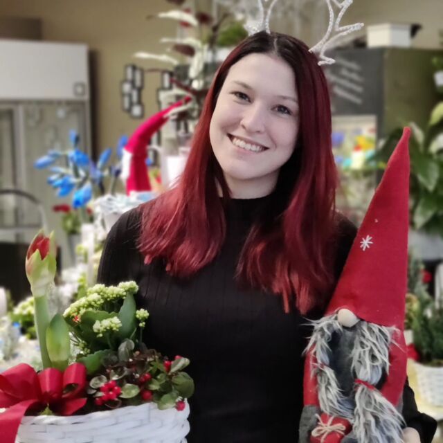 Hei, ajattelin vähän kertoa teille tästä kampanjasta ja minusta täällä kampanjan takana. 👋

Eli minä olen Mervi Pekkala, kukkakauppayrittäjä Kemistä. Olen organisoinut Kemissä Kukka vanhukselle -kampanjaa vuodesta 2020 lähtien.

Kampanja toimii siten, että yritykset ja yksityiset henkilöt voivat ostaa kampanjassa mukana olevasta kukkakaupasta kukan, joka toimitetaan kunnallisen toimijan kautta sitä eniten tarvitsevalle seniorille. ♥️

Viime vuonna paketoimme 172 kukkapakettia Kemin vanhuksille ja meillä oli 20 yrityskumppania mukana kampanjassamme. Suuri kiitos heille! ♥️

Tänä vuonna kampanjaan on liittynyt mukaan jo @keminmaankukka, joka huolehtii Keminmaan alueen lahjoituksista. ♥️

Saamme varmasti vielä useamman paikkakunnan ja kukkakaupan mukaan kampanjaan täksi jouluksi! ☺️

Ohjeet kukkalahjoituksen tekemiseen tulevat kampanjan käynnistyessä!

@eijankukka #keminmaankukka
#kukkavanhukselle #joulukukkavanhukselle